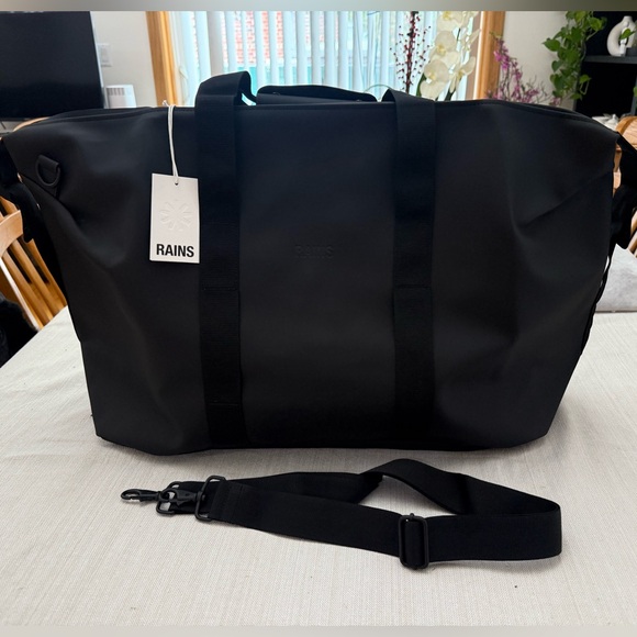 Rains Hilo Weekend Bag Black NWT Waterproof Duffel - Picture 5 of 8